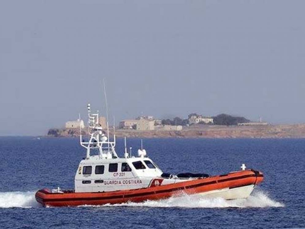 Imbarcazione in avaria, quattro persone soccorse al largo di Marinella
