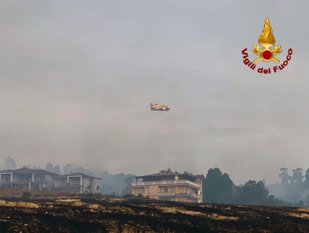 Incendio lambisce abizioni di &#039;&#039;Casarossa&#039;&#039; a Crotone: Vigili del fuoco in azione
