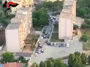Smantellata piazza di spaccio a Isola di Capo Rizzuto: arrestate sei persone (VIDEO)
