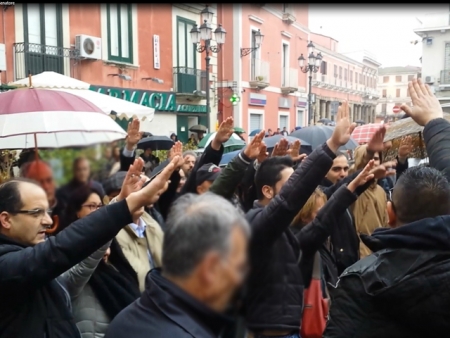 Saluto romano al grido di «Camerati!»: così l&#039;estrema destra crotonese saluta Senatore (VIDEO)