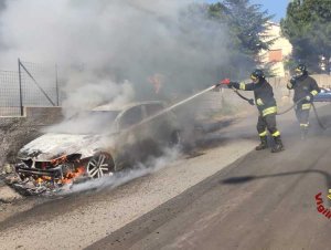 Vigili del fuoco, 20 interventi in 12 ore nel Crotonese: auto in fiamme a Isola