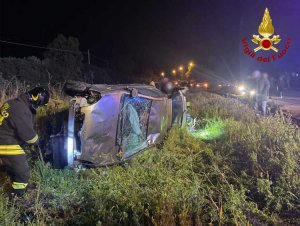 Le Castella, perde il controllo dell&#039;auto e si ribalta fuori strada: soccorso 30enne