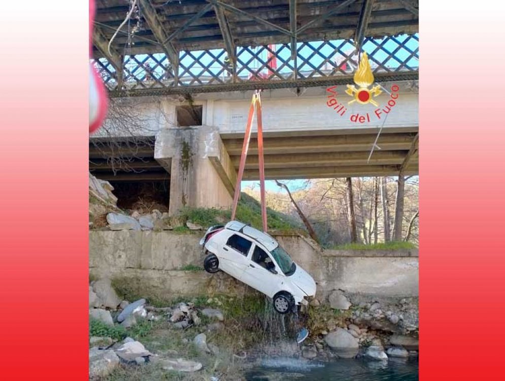 Petilia Policastro, perde il controllo dell&#039;auto e precipita da ponte alto 10 metri: deceduto